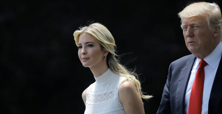 Tuy nhiên, có những thông tin cho rằng Ivanka Trump vẫn có nhiều cơ hội kinh doanh. Theo tạp chí OK!, gia đình Tổng thống Trump, đặc biệt là cô Ivanka, đã nhận được "rất nhiều lời mời tham gia chương trình truyền hình thực tế" trước khi cuộc bỏ phiếu kết thúc. Ảnh: Reuters.