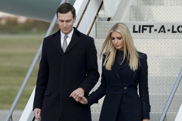 Bất kể Ivanka Trump sẽ làm gì, cuộc sống của cô vẫn sẽ tốt hơn hàng triệu người Mỹ đang thất nghiệp trong đại dịch COVID-19. Cô và chồng, Jared Kushner, đã liệt kê trên 36 triệu đến 157 triệu USD trong các bản kê tài chính của họ cho năm 2019. Ảnh: AP.