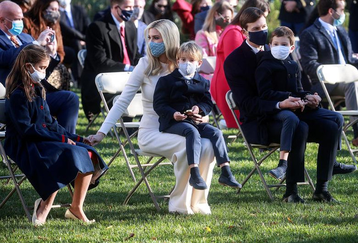 Cố vấn cấp cao Nhà Trắng Ivanka, con gái của Tổng thống Trump, cùng chồng, Jared Kushner, và các con, khách mời,... tham dự lễ xá tội gà tây hôm 24/11. Những người tham dự đều đeo khẩu trang phòng COVID-19.