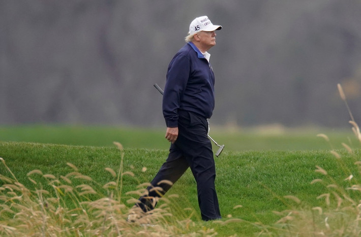 Tổng thống Trump liên tục khẳng định bầu cử xảy ra gian lận và phe Dân chủ đã "đánh cắp" chiến thắng của ông. Nhà lãnh đạo Mỹ cho đội ngũ khởi kiện tại nhiều bang, đòi hủy kết quả kiểm phiếu. Phần lớn đơn kiện bị tòa án bác bỏ vì thiếu chứng cứ và lập luận không thuyết phục. Ảnh: Reuters.