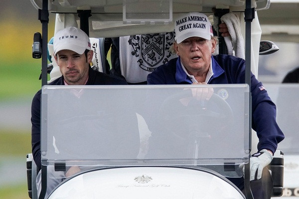 Theo Forbes, nhà lãnh đạo Mỹ đã đến sân golf nhiều gần 3 lần người tiền nhiệm của mình xét trong cùng thời lượng 4 năm làm việc. Tổng thống Barack Obama trong nhiệm kỳ đầu có 105 lần đến sân golf. Ảnh: Reuters.