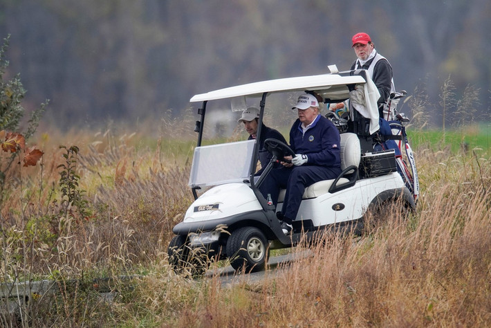 Theo trang TrumpGolfCount.com, nhà lãnh đạo Mỹ có thể đã tiêu tốn đến 142 triệu USD tiền thuế cho những chuyến chơi golf của mình. Ảnh: Reuters.