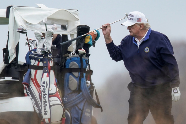 Ông Trump cũng thường lui đến khu nghỉ dưỡng Mar-a-Lago của mình tại Florida. Theo ước tính của Forbes, những chuyến bay bằng Air Force One đưa ông Trump đến khu nghỉ dưỡng trong 4 năm qua có thể đã tiêu tốn đến 59 triệu USD tiền thuế. Ảnh: Reuters.