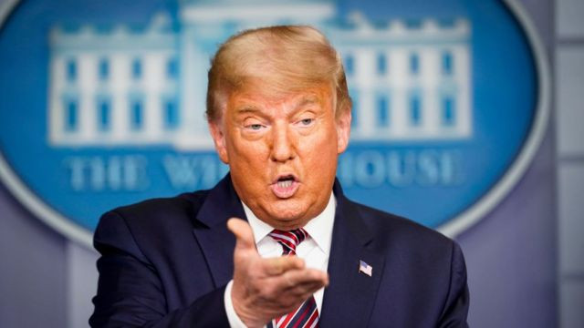 "Tuyên bố gần đây của Chris Krebs về an ninh của cuộc bầu cử 2020 rất không chính xác vì cuộc bầu cử này có nhiều hành vi không phù hợp và gian lận. Do đó, Chris Krebs đã bị cho thôi chức vụ Giám đốc Cơ quan An ninh mạng và Cơ sở hạ tầng. Quyết định này có hiệu lực ngay lập tức", ông Trump viết trên Twitter. Ảnh: BBC.