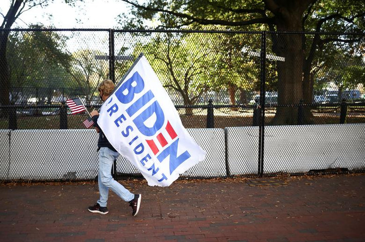 Những người ủng hộ ứng viên Đảng Dân chủ Joe Biden biểu tình bày tỏ lo ngại Tổng thống Donald Trump có thể không chấp nhận kết quả bầu cử nếu ông thất cử.