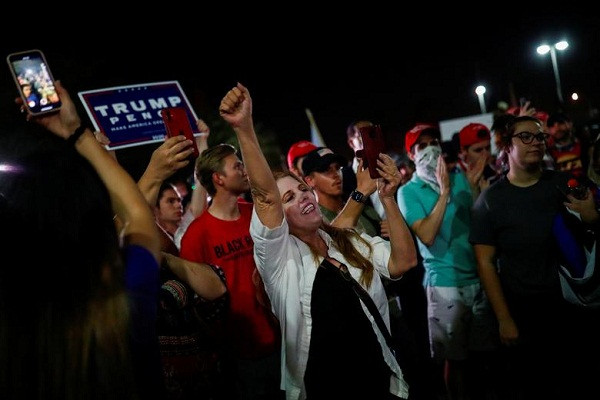 Được biết, hàng trăm người ủng hộ Tổng thống Trump đã tập trung bên ngoài trung tâm bầu cử của Arizona đêm 4/11 và hô to "kiểm lại phiếu" khi các nhân viên bên trong làm công tác kiểm phiếu qua thư tại bang dao động quan trọng này.