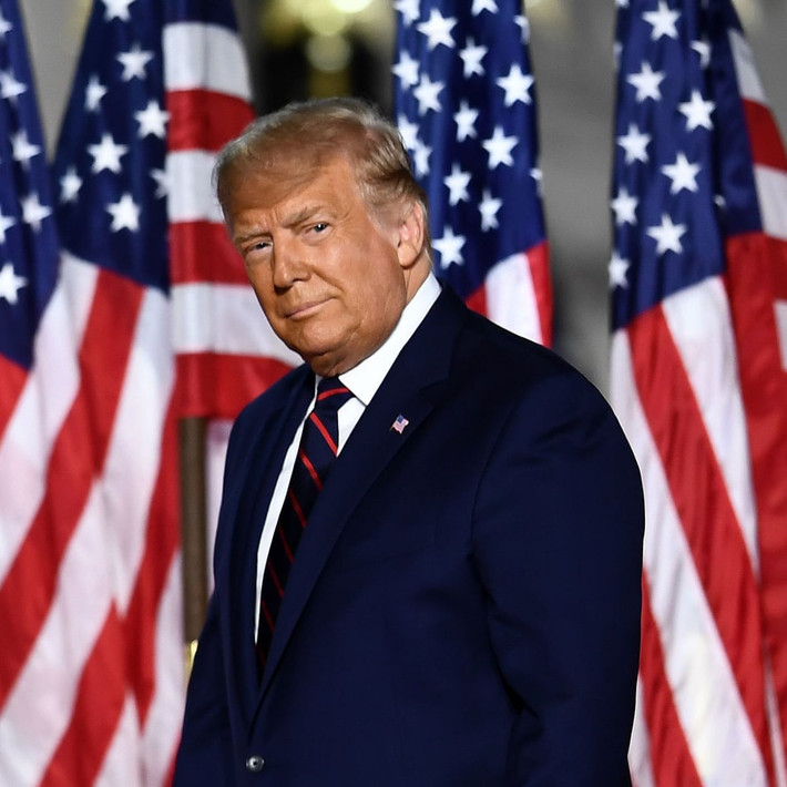 Còn theo bản đồ "Đường tới 270" của CNN, ông Trump hiện có thể có 163 phiếu đại cử tri ở các bang của Đảng Cộng hoà hoặc ở các bang nghiêng về phía ông. Điều này có nghĩa là, ông phải giành được thêm 107 phiếu đại cử tri nếu muốn điều hành Nhà Trắng thêm 4 năm nữa. Ảnh: The Guardian.