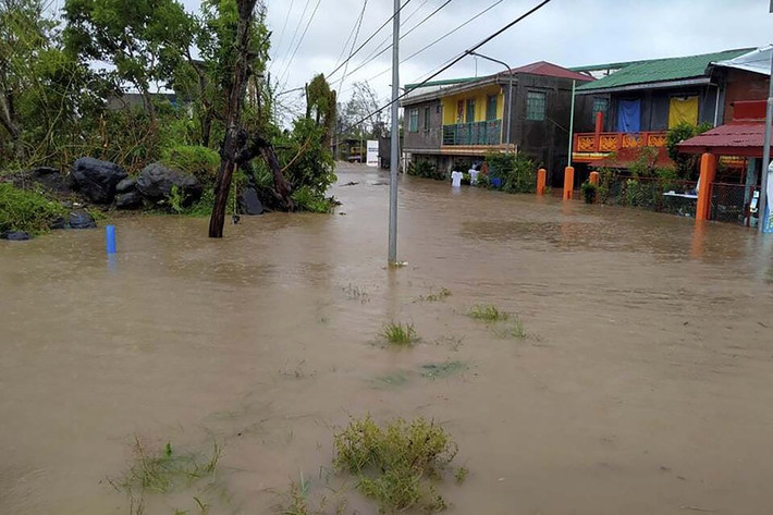 Tại thị trấn Guinobatan, tỉnh Albay, 150 ngôi nhà bị nhấn chìm dưới bùn đất từ núi lửa Mayon. Ảnh: AP.