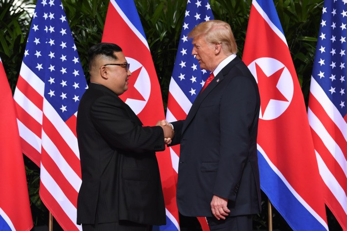 Đáng chú ý, trong năm 2018, Tổng thống Trump và nhà lãnh đạo Triều Tiên Kim Jong-un đã có cái bắt tay lịch sử đầu tiên kéo dài 12 giây khi gặp nhau tại khách sạn Capella vào khoảng 9h04 (giờ địa phương) sáng 12/6, trước khi bước vào hội đàm Thượng đỉnh Mỹ-Triều. Ảnh: AN.