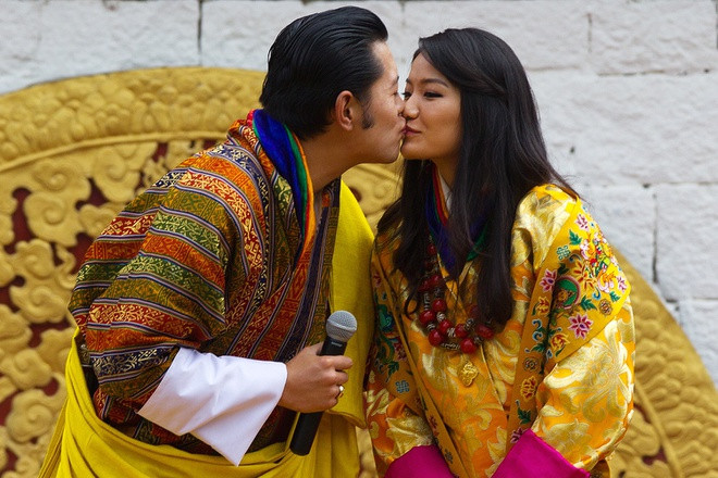 Quốc vương và Vương hậu Bhutan được ví như “Will và Kate Middleton của xứ Himalaya” vì tình cảm vợ chồng khăng khít. Năm 2016 và 2020, họ lần lượt chào đón hai hoàng tử. Mặc dù chế độ đa thê hợp pháp ở quốc gia này, quốc vương khẳng định sẽ chỉ có một vợ là vương hậu, không nạp thêm thê thiếp. Ảnh: Getty Images.