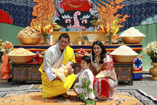 Theo South China Morning Post, khi được hỏi về vợ mình, Quốc vương Bhutan cho biết: "Cô ấy là người phụ nữ thông minh, tuyệt vời. Tôi và cô ấy cùng nhau chia sẻ hai thứ to lớn, đó là tình yêu và niềm đam mê hội họa". Ảnh: AFP.