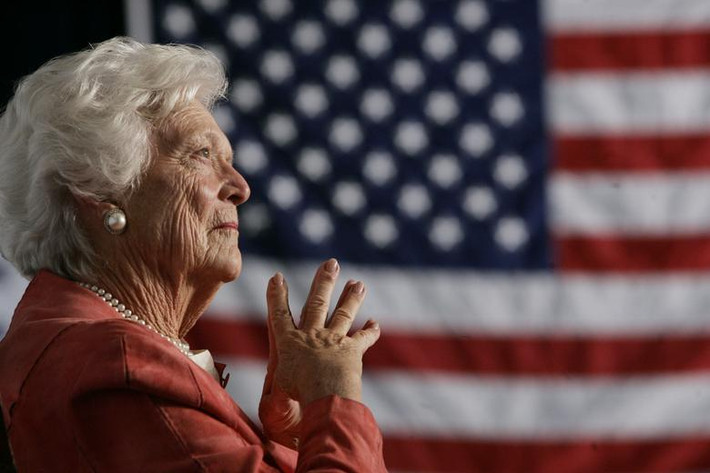 Cựu Đệ nhất phu nhân Barbara Bush, phu nhân của cựu Tổng thống George W. H. Bush, cũng từng viết hồi ký, trong đó nói về cuộc chiến của bà chống lại chứng trầm cảm hồi thập niên 1970, cùng những quan điểm chính trị cá nhân. Ảnh: Reuters.