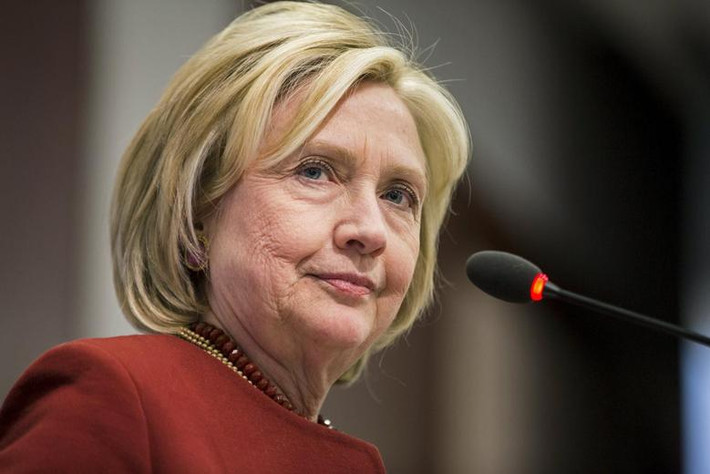 Trong cuốn hồi ký ra mắt năm 2003 này, bà Hillary đã phản ánh quãng thời gian lịch sử trải dài từ những năm 1960 đến năm 2000. Một phần nội dung chính của cuốn hồi ký xoáy vào những chuyến công tác không mệt mỏi của bà trong vai trò Đệ nhất phu nhân Mỹ, chủ xướng giải quyết các vấn đề nổi cộm trong xã hội Mỹ như chăm sóc y tế, giáo dục... hay các vấn đề toàn cầu liên quan đến nữ quyền, dân chủ. Ảnh: Reuters.