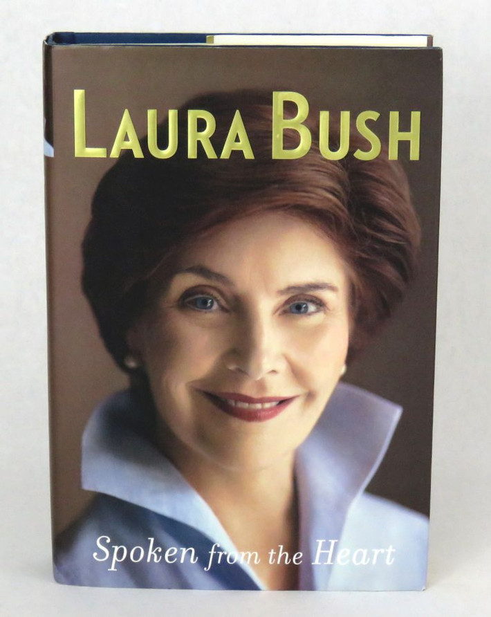 Trong cuốn hồi ký Spoken from the Heart (Lời nói từ trái tim), bà Laura, phu nhân của cựu Tổng thống Mỹ George W. Bush, chia sẻ rằng bà đã trải qua cảm giác tội lỗi vì vụ tai nạn xảy ra vào năm 1963 làm người bạn học tử vong ngay trên xe hơi. Ảnh: MB.