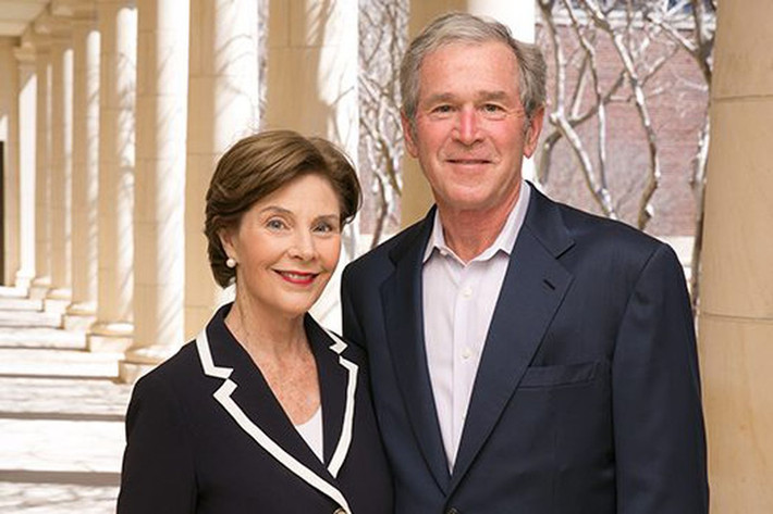 Trong cuốn hồi ký này, bà Laura cũng đặt nghi vấn rằng ông George W. Bush cùng hơn chục nhân viên đã bị "đầu độc" trong hội nghị thượng đỉnh G8 diễn ra ở Đức vào năm 2007, bởi sau khi ăn uống, chồng bà đã bị ốm không rõ nguyên nhân. Ảnh: PI.
