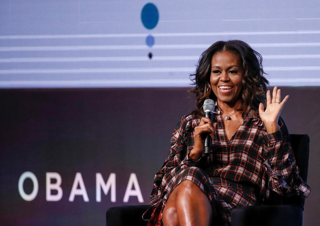 Trong cuốn hồi ký này, phu nhân Michelle Obama kể về rất nhiều câu chuyện của bà: Cuộc sống thời thơ ấu, cuộc hôn nhân với cựu Tổng thống Mỹ Barack Obama, việc sinh hai con gái nhờ phương pháp thụ tinh cũng như quãng thời gian trong Nhà Trắng và cả những cảm hứng cho tương lai. Ảnh: Reuters.