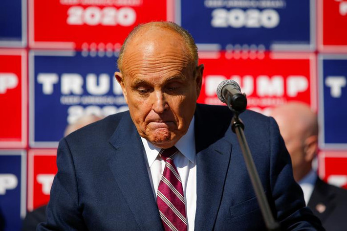 Cựu Thị trưởng Thành phố New York kiêm luật sư riêng của Tổng thống Trump, Rudy Giuliani phát biểu tại Philadelphia ngày 7/11 sau khi truyền thông thông báo ông Joe Biden giành chiến thắng. Ảnh: Reuters