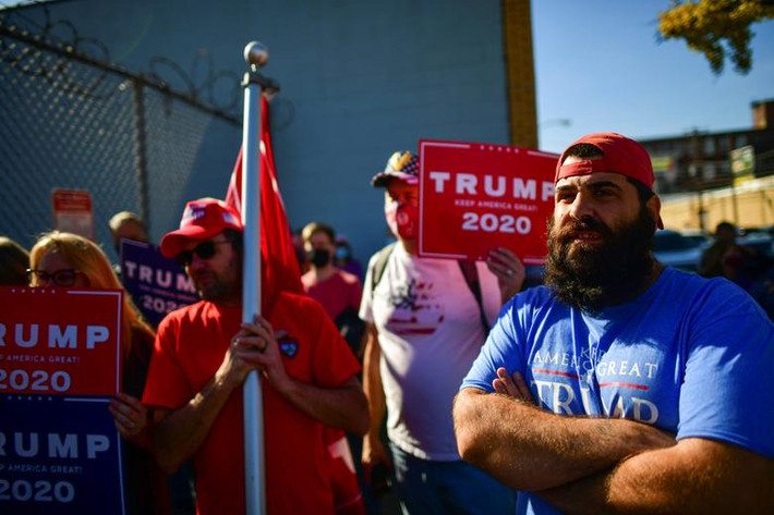 Sự hụt hẫng không giấu nổi trên khuôn mặt của nhóm người ủng hộ Tổng thống Trump tại Philadelphia. Ảnh: Reuters