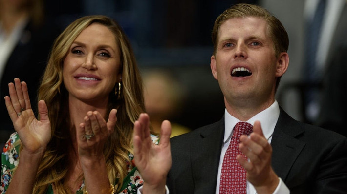 Con dâu thứ của Tổng thống Trump được mô tả là người phụ nữ xinh đẹp, tài năng và là ứng viên sáng giá nếu chạy đua vào Thượng viện Mỹ năm 2022. Ảnh: Lara và chồng, Eric Trump. Ảnh: Getty.