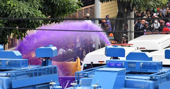 Người biểu tình kéo về trụ sở Quốc hội để gây áp lực lên các nhà lập pháp đang thảo luận về những sửa đổi hiến pháp bên trong tòa nhà này.