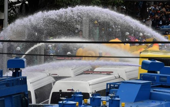 Ít nhất 18 người bị thương trong cuộc đụng độ hôm 17/11. Hoàng gia Thái Lan không bình luận về việc biểu tình nhưng Quốc vương Maha Vajiralongkorn gần đây nói rằng Thái Lan là vùng đất của sự thỏa hiệp.