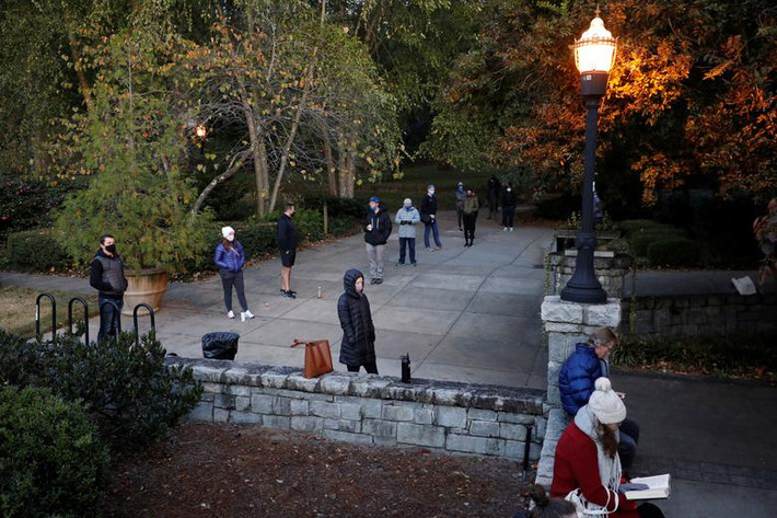 Người dân xếp hàng từ sáng sớm tại Atlanta, bang Georgia.