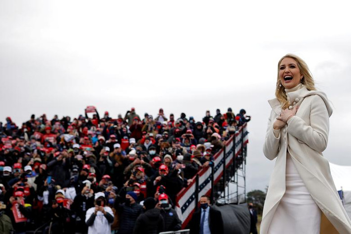Cố vấn cấp cao Nhà Trắng đồng thời là con gái của Tổng thống Trump, Ivanka, tham dự buổi vận động tranh cử của cha cô tại Washington, Michigan, ngày 1/11.