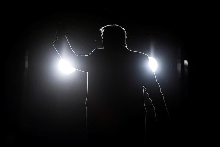 Tổng thống đương nhiệm Donald Trump phát biểu trước đám đông tại khu vực sân bay Pittsburgh-Butler ở Butler, bang Pennsylvania, ngày 31/10.