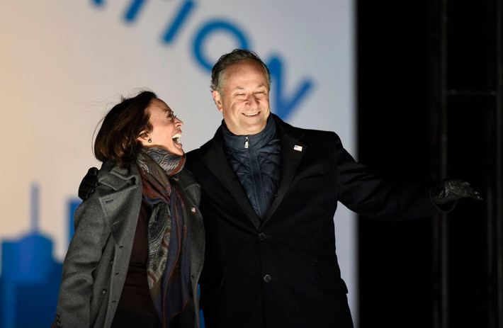 Được biết, ông Douglas Emhoff - chồng bà Kamala Harris - là người Do Thái, sinh năm 1964 tại Brooklyn, New York, Mỹ. Từ năm 1969 đến 1981, ông sống ở New Jersey, sau đó theo gia đình chuyển đến sinh sống ở miền nam California, Mỹ. Ảnh: NYDN.