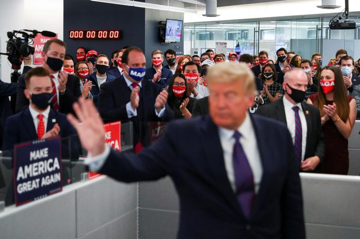 Tổng thống Trump tới thăm trụ sở của chiến dịch tranh cử tổng thống ở Arlington, bang Virginia, ngày 3/11.