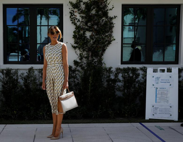 Đệ nhất phu nhân Mỹ Melania Trump đi bỏ phiếu tại Palm Beach, bang Florida, đúng ngày bầu cử năm nay.