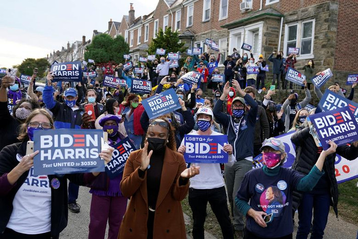 Những người ủng hộ ứng viên Đảng Dân chủ Joe Biden tại Philadelphia, bang Pennsylvania.