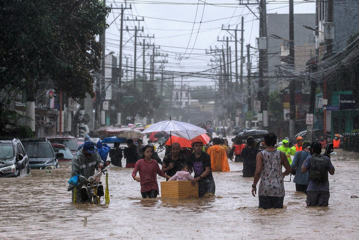 Cơ quan khí tượng Philippines đã cảnh báo về các đợt sóng cao vài mét đe dọa đến tính mạng dọc theo các khu vực ven biển, bao gồm cả ở Manila, có thể gây ngập các khu vực trũng thấp.