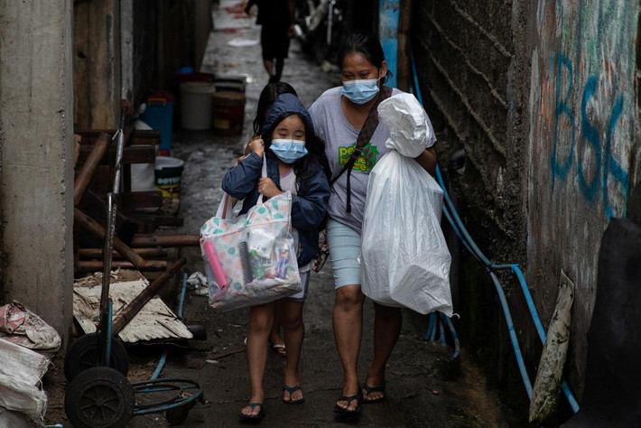 Mưa lớn làm tê liệt Manila, thủ đô rộng lớn của 12 triệu dân, và các khu vực lân cận. “Nhiều nơi bị nhấn chìm. Nhiều người đang kêu cứu”, Rouel Santos, 53 tuổi, quan chức thiên tai về hưu ở tỉnh Rizal, cách Manila 20 km về phía đông, nói, theo Reuters.