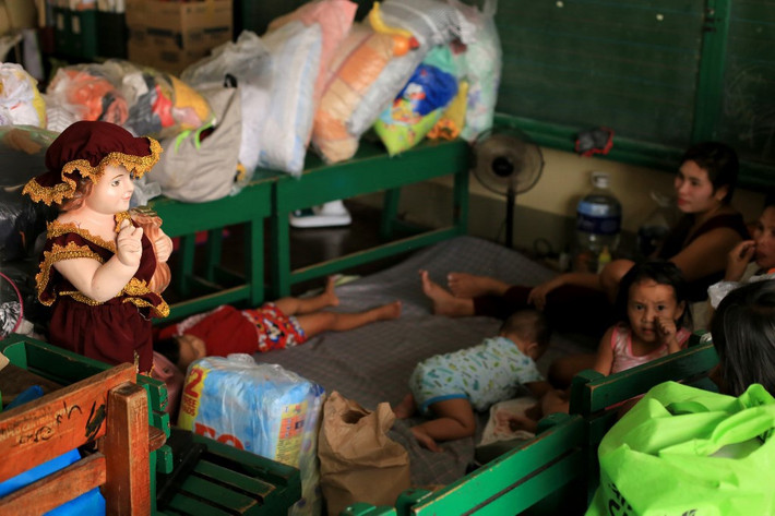 Thứ trưởng Bộ Y tế Philippines Maria Rosario Vergeire ngày 31/10 lưu ý người dân cần giữ ý thức đeo khẩu trang và rửa tay thường xuyên. Bà kêu gọi mọi người hợp tác với các nhân viên y tế để đảm bảo giãn cách, phòng chống nguy cơ lây nhiễm virus corona tại các trung tâm lánh nạn. Ảnh: AFP.