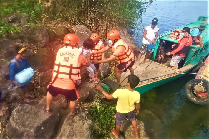 Nhà chức trách Philippines cũng sơ tán người dân sống tại các khu vực ven biển gồm Awitan, Bagasbas, Mambalite, San Isidro và Gubat. Ảnh: PCG.