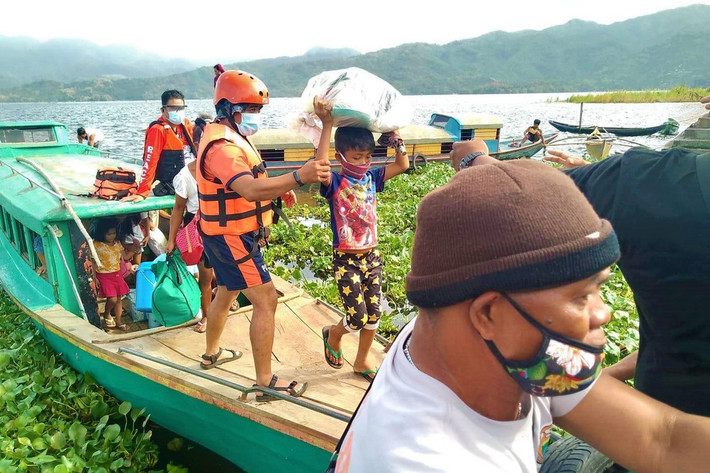 Tính đến 14h (giờ địa phương) ngày 31/10, tâm bão cách thành phố Vira của tỉnh Catanduanes khoảng 410 km. PAGASA cho biết cơn bão di chuyển nhanh với vận tốc 15-20 km/h, theo hướng tây - tây nam. PAGASA cảnh báo sóng to từ 2-2,5 m sẽ xảy ra dọc bờ biển các khu vực nằm trong vùng ảnh hưởng của bão Goni. Ảnh: AFP.