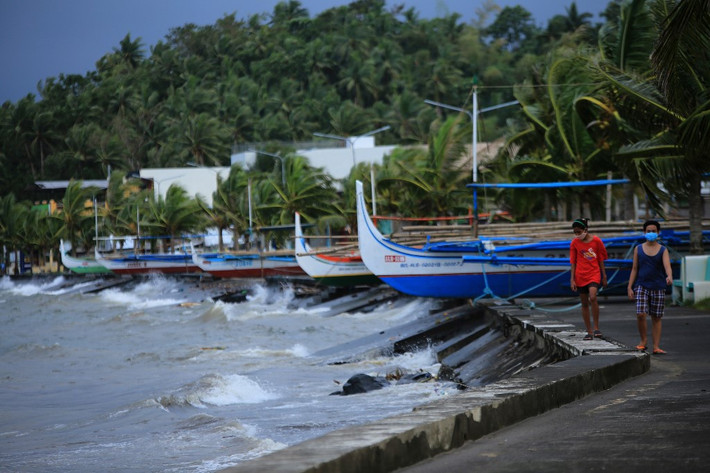 Lúc 17h20 (giờ địa phương), PAGASA tiếp tục giữ nguyên dự báo bão Goni sẽ mạnh lên thành siêu bão trong tối 31/10. Tâm bão sẽ quét qua các tỉnh Catanduanes và Camarines vào sáng 1/11 và di chuyển qua đảo Quezon cùng phía nam Aurora trong chiều cùng ngày. Ảnh: AFP.