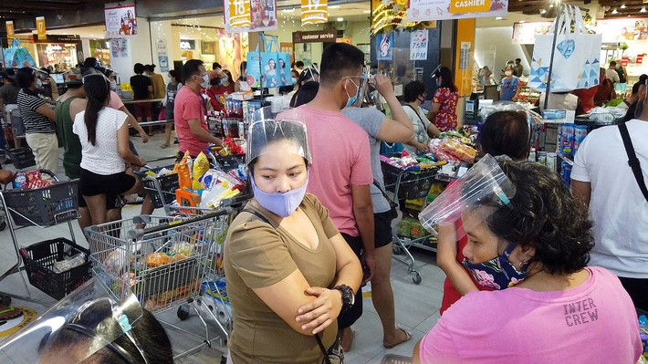 NDRMCC thông báo đang giám sát một số chương trình sơ tán sớm và chuẩn bị trung tâm lánh nạn cho người dân. Ông Jalad cho biết một vài trung tâm lánh nạn đang được trưng dụng làm điểm cách ly người nghi nhiễm Covid-19. Do vậy, một số trường học ở vùng bão sẽ được dùng làm trung tâm lánh nạn thay thế. Ảnh: AFP.
