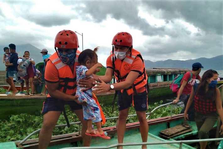 Theo Reuters, tính đến tối 31/10, nhà chức trách Philippines đã cho sơ tán gần 1 triệu người ở phía nam đảo Luzon để phòng tránh thiệt hại về người trước trận bão này. Lực lượng Tuần duyên Philippines (PCG) cũng được huy động để hỗ trợ sơ tán khoảng 128 hộ gia đình khỏi khu vực Ipil và Iraya thuộc tỉnh Camarines Sur. Khu vực này đã được đặt ở mức báo động 2 vào trưa 31/10. Một số khu vực khác đã được đặt ở mức báo động 3 (trong thang cảnh báo bão gồm 5 cấp). Ảnh: PCG.