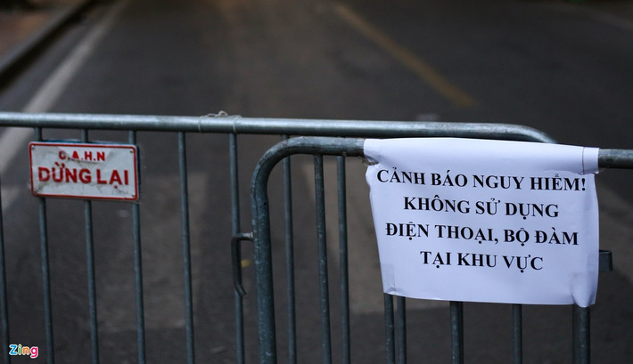 Phía trong lớp rào thứ 2, người dân được yêu cầu không sử dụng điện thoại, bộ đàm hoặc các thiết bị điện tử khác.