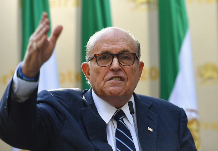 Năm 1975, Giuliani chuyển đăng ký đảng của ông từ Dân chủ sang Độc lập. Trong khoảng thời gian từ năm 1977 đến 1981, dưới thời chính quyền của Tổng thống Mỹ khi đó là ông Jimmy Carter, ông Giuliani, làm nghề luật sư tại Công ty luật Patterson, Belknap, Webb và Tyler. Ảnh: Fortune.