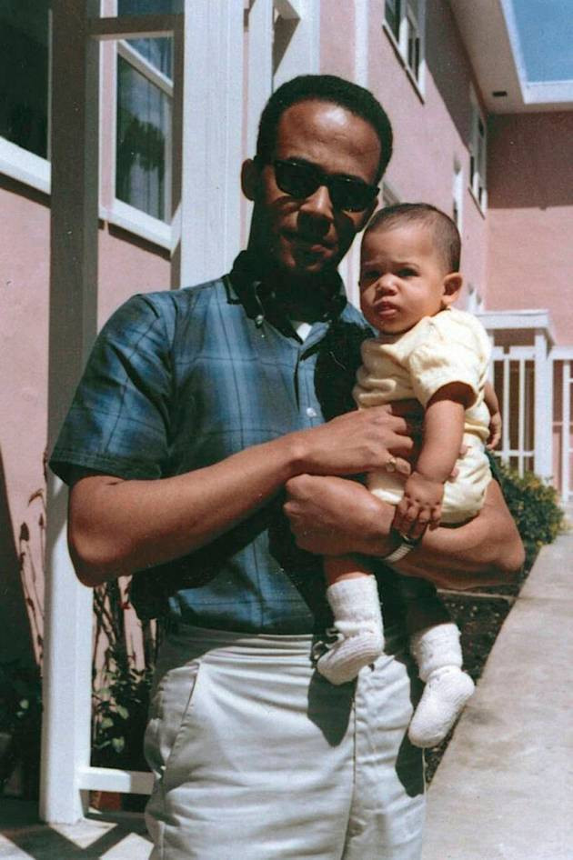 Ông Donald Harris bế con gái, Kamala Harris, hồi tháng 4/1965. Ảnh: AP.