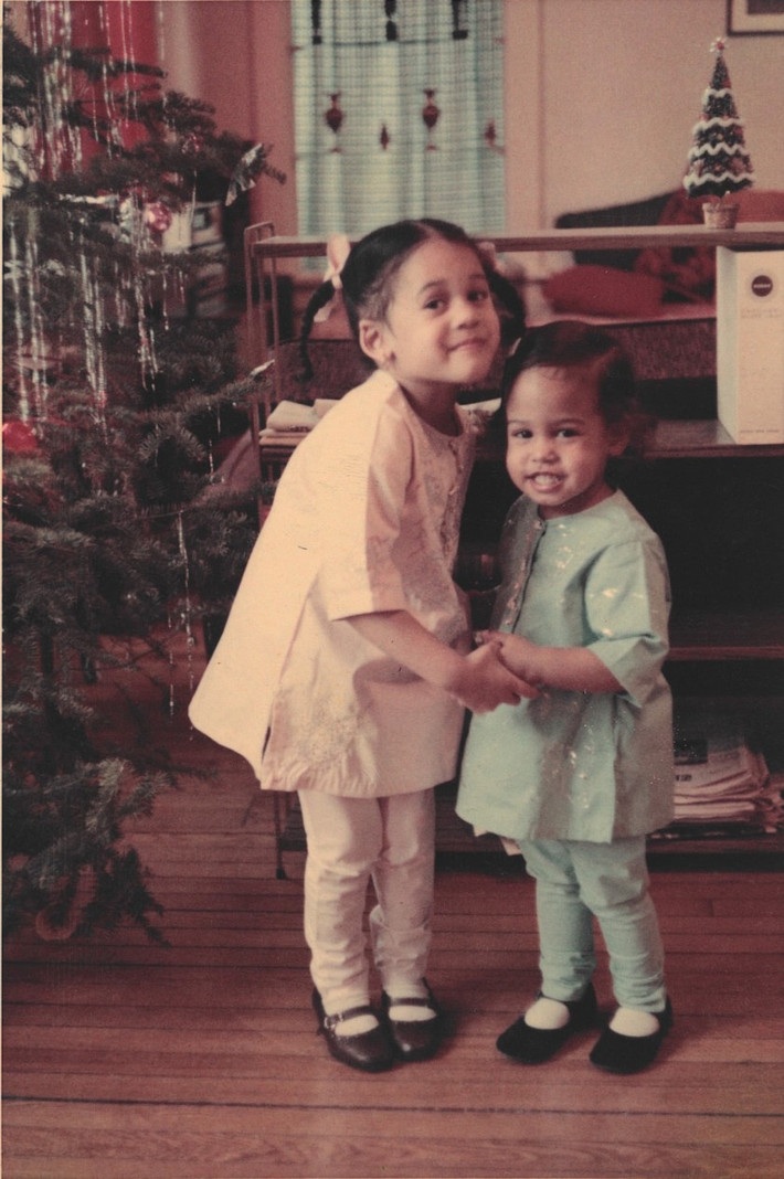 Kamala Harris và em gái, Maya, trong bức ảnh chụp vào dịp Giáng sinh năm 1968. Ảnh: LAT.