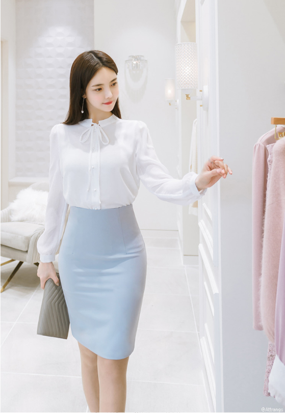 Ngoài ra, trang phục còn thể hiện tác phong của người làm việc. Bởi vậy, các nữ công sở cũng cần lưu ý một số nguyên tắc để chọn đồ đi làm phù hợp. Bạn nên ăn mặc theo đúng quy định của công ty. Nếu công ty không đưa ra bộ tiêu chuẩn trang phục bạn nên chú ý chọn đồ lịch sự, kín đáo, chỉn chu. Bạn vẫn có quyền mặc những bộ đồ tôn dáng nhưng cần giữ chừng mực để tránh phản cảm.