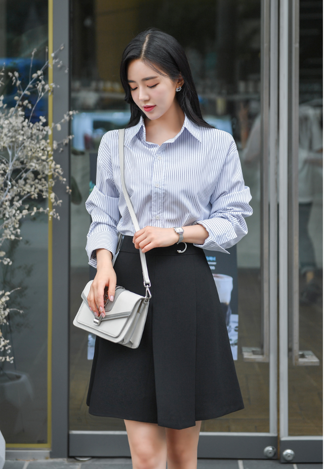 Cũng giống như ý nghĩa chung của các loại đồng phục, đồng phục công sở mang lại cảm giác bình đẳng, tự tin, tăng tình đồng nghiệp đồng thời quảng bá hình ảnh công ty.