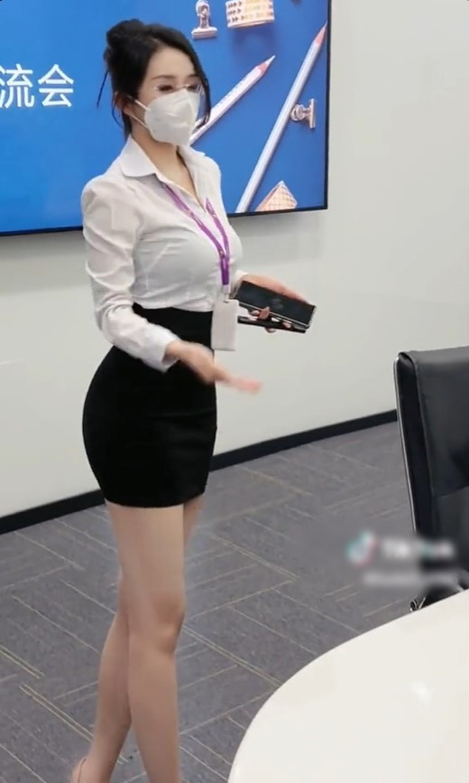 Cô kết hợp áo sơ mi cùng chân váy mini jupe.