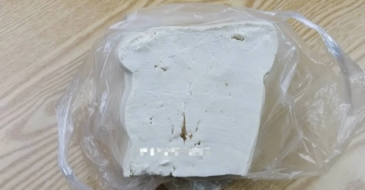 1. Đậu phụ có lớp dính trên bề mặt: Nếu trên đậu phụ có lớp dính trên bề mặt thì không nên mua bởi loại đậu này đã có một lượng lớn vi khuẩn sinh sôi, giá rẻ cũng tránh xa. Ảnh: ABLW.