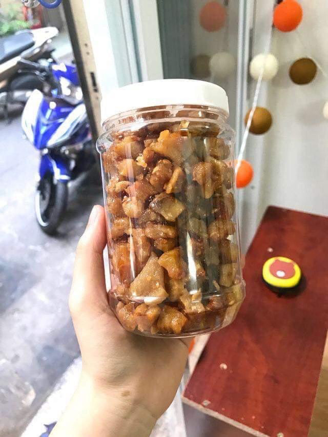 Giờ đây, tóp mỡ được nhiều người yêu thích, lùng mua. Tóp mỡ được bày bán trong các cửa hàng thực phẩm sạch với giá khá cao. Ảnh: Dân Trí.