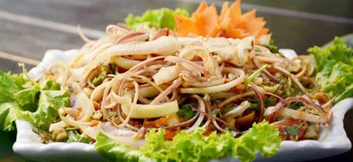 Ngày nay, hoa chuối thái sẵn được bán với giá khá cao, có khi lên tới 80.000 đồng/kg. Trong các nhà hàng, những món ăn từ hoa chuối như nộm hoa chuối, nộm tai lợn hoa chuối, hoa chuối xào, hoa chuối nhúng lẩu... đều rất được ưa chuộng. Ảnh: Người Đưa Tin.
